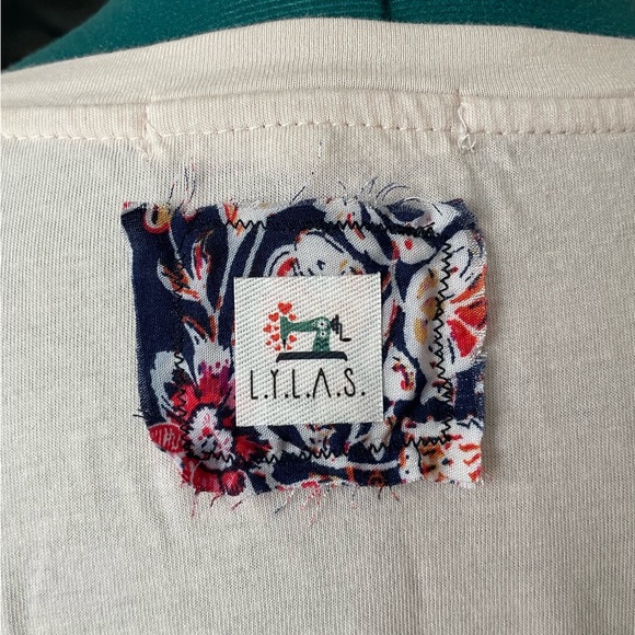 T-Shirt Poncho: “The Future is Female” - Picture 6 of 7